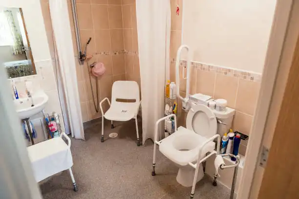 WC rehaussé senior : confort, sécurité et adaptation rapide